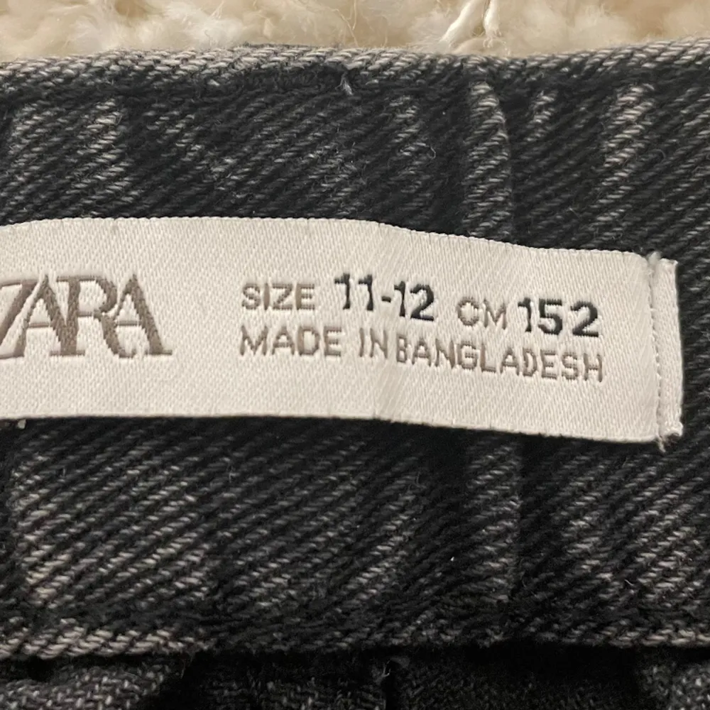 Ett par supersnygga svarta jeansshorts från zara i bra skick. Storlek 152 men skulle säga att de är stora i storleken. Shorts.