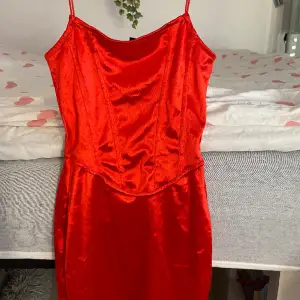 En super fin, röd och väldigt kort klänning. Den sitter tajt så formerna framhävs. Skit snygg! Ifrån h&m, i storlek xxs. Väger 120 gram så frakten blir 54 kronor❤️🫶🏼