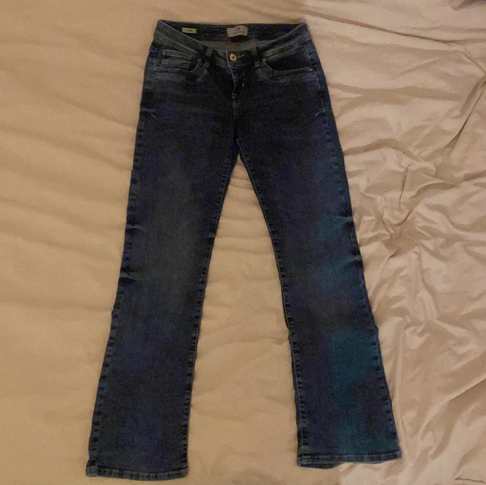 Säljer mina superfina LTB jeans i modellen Valerie💕De är lite slitna vid nederdelen av benen som kan ses på bild 2, därav priset,  men annars fint skick! De är i storlek W28 L32💕Nypris 829kr. Jeans & Byxor.