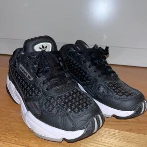 Adidas Falcon - Använda ett par gånger dock i bra skick!