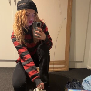 Randig sweatshirt - Sweatshirt i bra kvalite, mörk blå och röd randig med en dragkedja som går halvvägs.