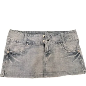 Vintage Jeanskjol - Säljer denna sjukt snygga ljusblå jeanskjolen då den var lite liten för mig💕den är lågmidjad med skitcoolt tryck på bakfickorna✨perfekt nu till sommaren🤩🤩 midjemått: 38 cm tvärs över Längd: 25 cm framtill och 26 cm baktill❤️ 