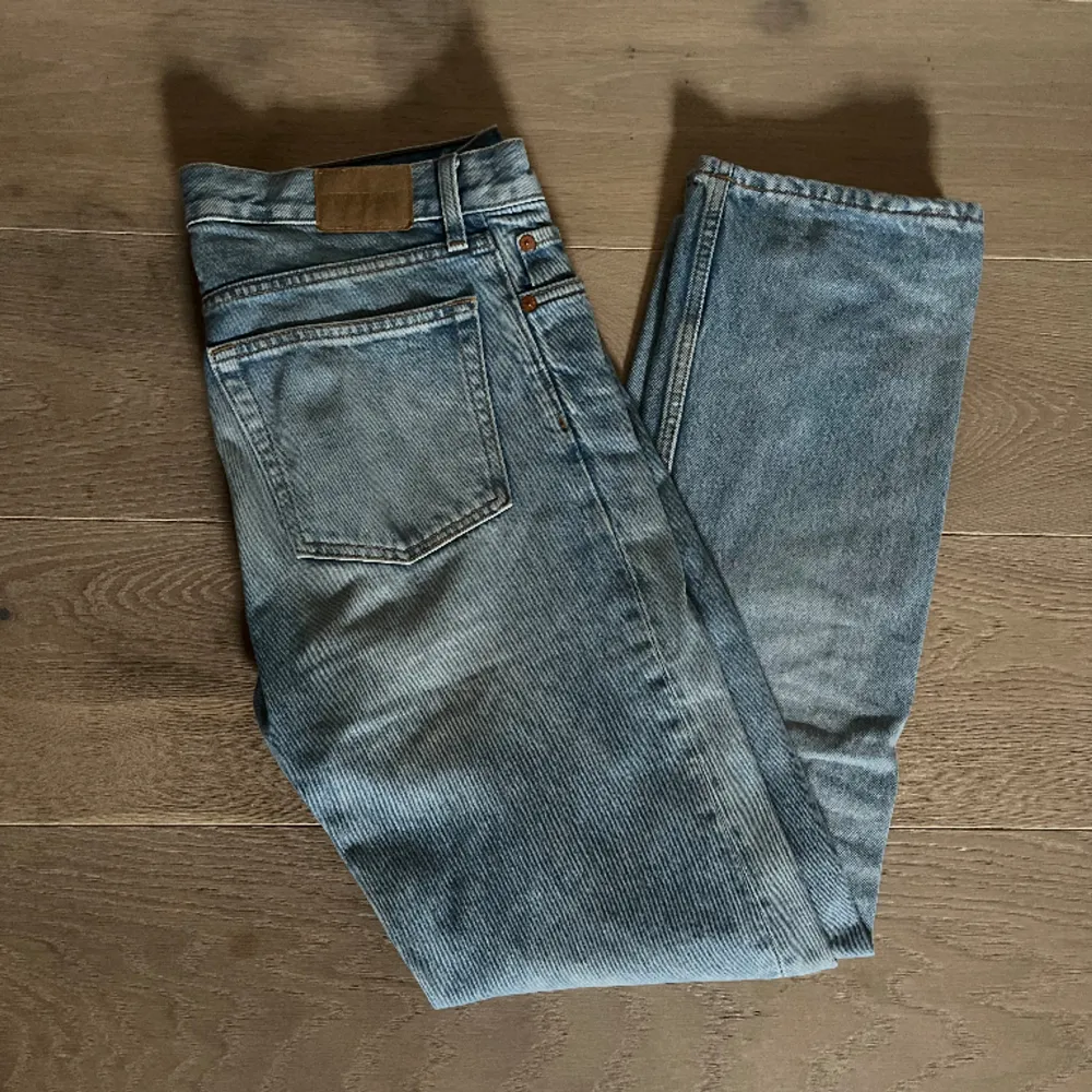Riktigt fina Weekday Jeans i storlek 29,32. I nyskick (9,5/10). I en fräsch ljusblå färg perfekt till vår och sommar. Köpta i höstas för 600. Hör av dig för frågor/Carl.. Jeans & Byxor.