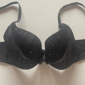 sjukt snygg bh - Står ingen storlek men skulle säga att den passar ca A-liten B❣️ Har lossnat lite stenar men inget som märks av. Den har väldigt många fina detaljer, som t.ex en liten blomma med en glittrig sten på sig i mitten av bhn☺️