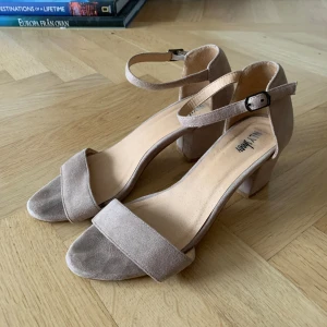 Klackar - Beiga klackar, använda några gånger men i bra skick!  💕💕