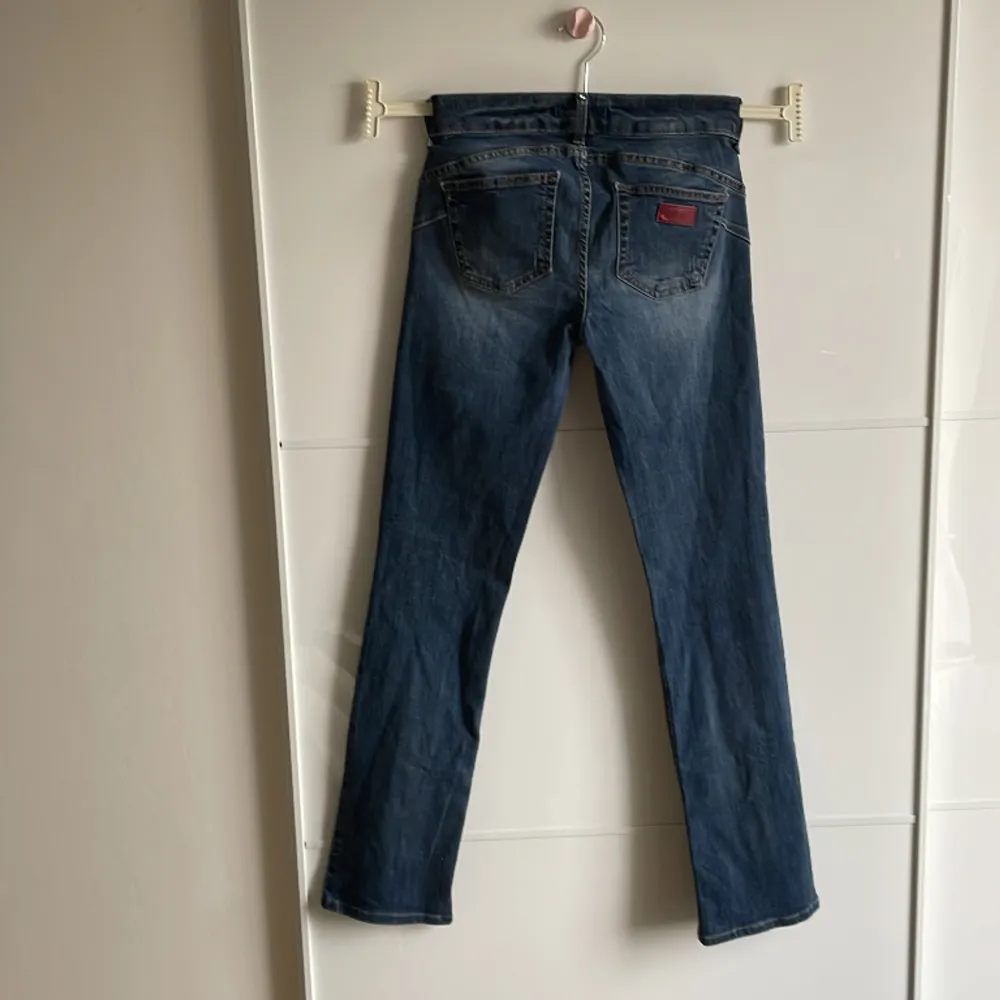 Mörkblå jeans med fina detaljer . Jeans & Byxor.