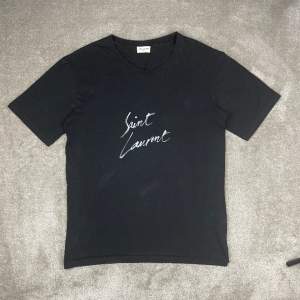 Säljer denna sjukt snygga saint Laurent t shirten | Strl: xs, fits M/L (oversized) | Cond: 7-8/10 | OG: inget | Kontakta oss privat om du har någon fråga eller önskar fler bilder, vi svarar med glädje!🤝