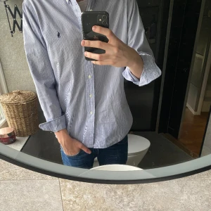 Ralph lauren skjorta - Tjena säljer min rakph lauren skjorta i stl L, Blå vit randig och perfekt nu till våren. Bra skick täcken på användning men har mycket att ge. Minsta funering är bara att höra av sig