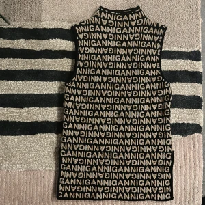 Ganni slipover väst - Intressekoll på denna snygga pullover, snygg till T-shirt under eller blus men kan också användas utan något under. Fint skick, inga defekter. Storlek XS