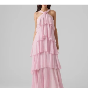 Felicia Wedin x Vero Moda klänning - Säljer denna sommardröm i strl M pga köpte i 2 storlekar, helt oanvänd. Såvitt jag vet slutsåld överallt💘💘 den är precis lika orolig som den ser ut och passar perfekt till bal/bröllop/midsommar! säljer direkt för 2 500 kr annars till högst bud<3