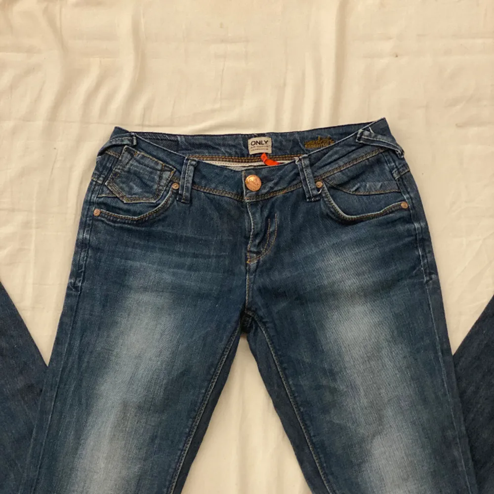 Snygga only jeans som är mörkblåa. De har aldrig använts och är i perfekt skick!! Det står storlek W29 L36 på etiketten, självaste måtten är 38cm i midjemått och innerbenslängden är 90cm. . Jeans & Byxor.