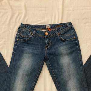 Snygga only jeans som är mörkblåa. De har aldrig använts och är i perfekt skick!! Det står storlek W29 L36 på etiketten, självaste måtten är 38cm i midjemått och innerbenslängden är 90cm. 