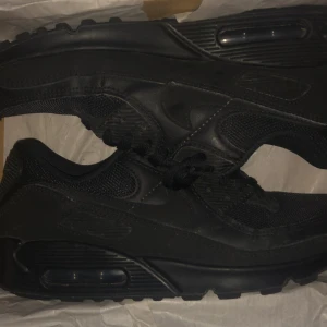 Nike air Max 90 - Storlek 41 passar tyvär mig inte längre använda 4 gånger fast väl tvättade. Köptes för 1800kr på Js sports.