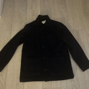 Blå overshirt - Säljer min overshirt från kappahl som aldrig är använd, i storlek Medium, ny pris 700