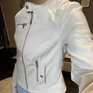 Äggvit ’Skinn’jacka - Asfet äggvit ’skinn’jacka från vero moda. Tycker inte den passar jättebra till min hudton så den är därför knappt använd & i superbra skick! Har valt kvinna som kategori då den är lite figursydd, men det går sjävklart att använda den som unisex 💕