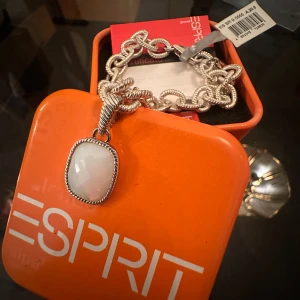 Oanvänt silver armband från SPIRIT  - Jätte charmigt silver armband med skjusterbar storlek helt oanvänd! 