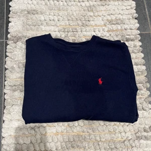 Ralph Lauren Sweatshirt // Tröja - Snygg och skön tröja från Ralph Lauren i fint skick, storlek M