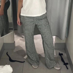 Hm mönstrade byxor  - Säljer dessa mönstrade byxor från hm, storlek 38🤍helt slut överallt 