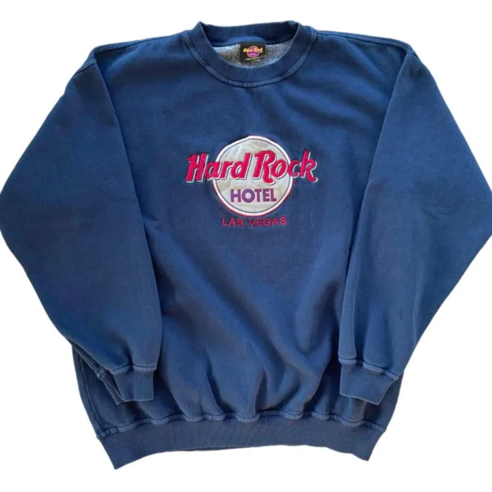 Säljer denna magiska vintage sweatshirt ifårn Hardrock. Storlek M, passad både small och M personer beror på hur man vill ha den.. Hoodies.