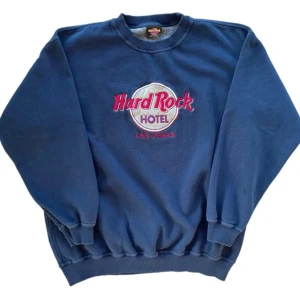 Vintage Hardrock sweatshirt  - Säljer denna magiska vintage sweatshirt ifårn Hardrock. Storlek M, passad både small och M personer beror på hur man vill ha den.