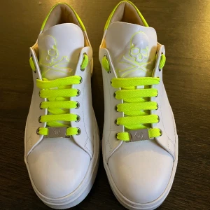 Philipp Plein skor  - Säljer ett par Philipp Plein skor i storlek 41. Sparsamt använda så i väldigt bra skick. Köpta 2022 för 5800kr på deras hemsida. Säljer pga fel storlek så dom har mest bara stått. Skriv privat för fler bilder eller eventuella frågor 😃