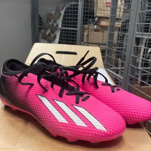 Fotbollsskor Adidas x speedportal - Oanvända adidas x speedportal fotbollsskor is strl 44,5. Säljs pga fel storlek. De är MG (multiground) alltså är de gjorda för både vanligt- och konstgräs.  