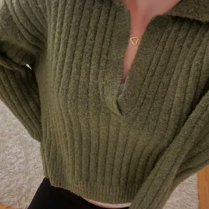 Stickad tröja weekday  - En grön stickad tröja från weekday! Knappt använd, storlek xs men passar någon som bär s. Nypris omkring 400kr, säljer för 200🫶