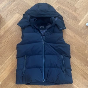 Boggi Milano väst - Säljer en riktigt fet väst ifrån boggi Milano som är skick 10/10. Nypris är 2800 men den är slutsåld överallt