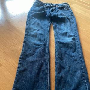 Coola lagmidjade jeans från Levis🩷 lite slitage längst ner men annars i bra skick! Midjemått: 38cm. Innerbenslängd: 80cm. Vida/utsvängda: 20cm.🩷