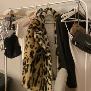 Leopard kappa köpt för längesen på nakd, i bra skick säljer pga att jag inte använder den så mycket 💗