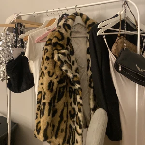 Leopard kappa - Leopard kappa köpt för längesen på nakd, i bra skick säljer pga att jag inte använder den så mycket 💗