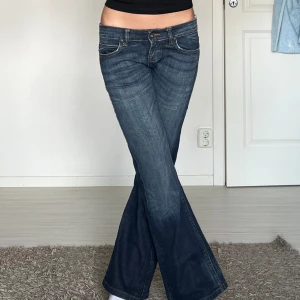 Lågmidjade jeans  - midjemått: 36cm rakt över, innerbenslängd: 80cm 💗 