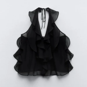 Zara topp - Svart volang topp från zara i strl xs, men skulle säga att dne även passar S/M💕💕 nypris 429kr