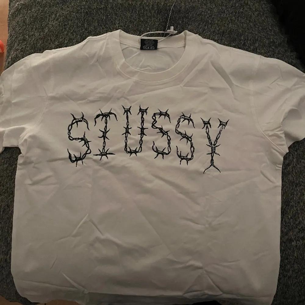 Sjukt snygg stussy T-shirt som är storlek M. Skriv för fler bilder, pris kan diskuteras!. T-shirts.