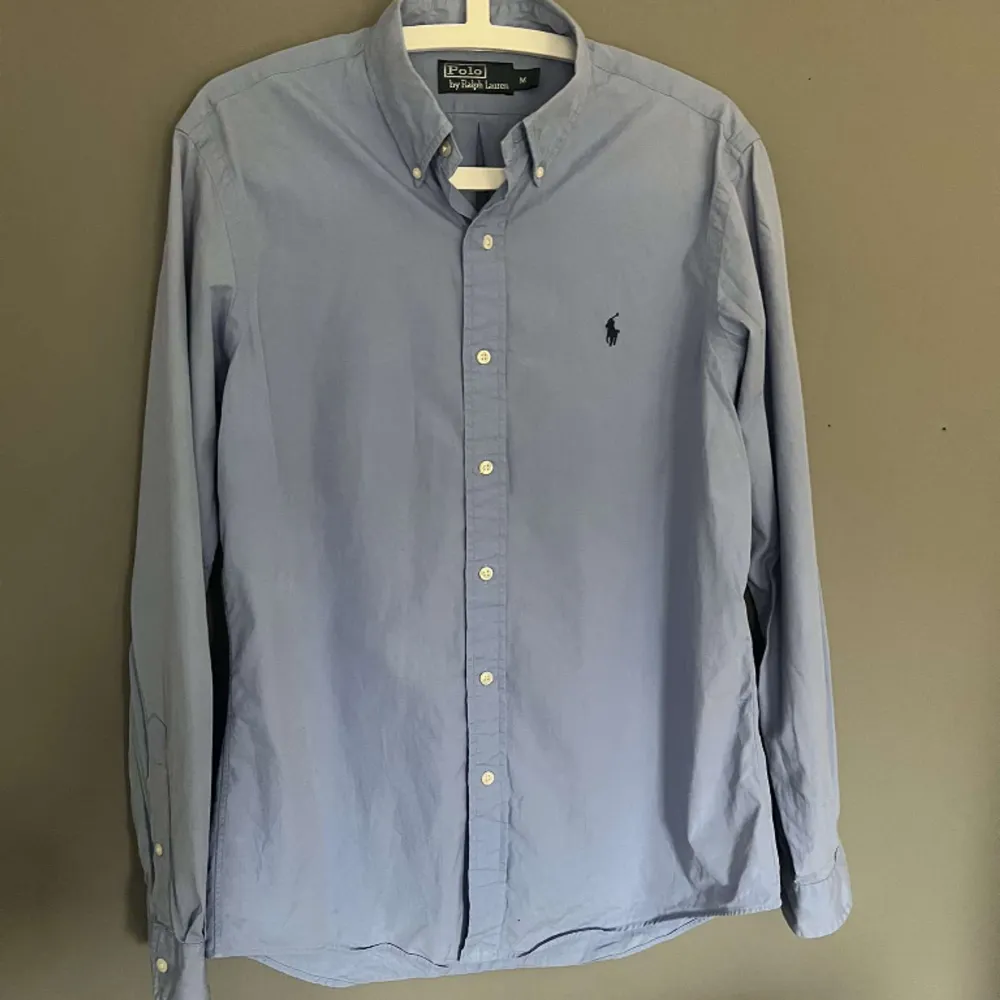 Ljusblå Ralph Lauren skjorta | storlek M | Fint skick utan defekter | Nypris 1599 | Vårt pris 599. Skjortor.