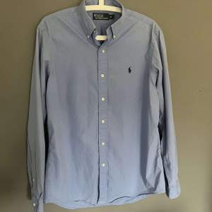 Ljusblå Ralph Lauren skjorta | storlek M | Fint skick utan defekter | Nypris 1599 | Vårt pris 599