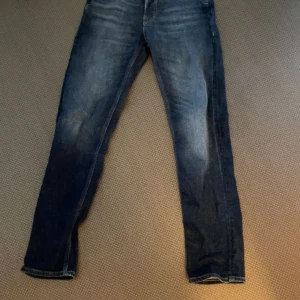 Mörkblå Jack and Jones jeans - Riktigt feta jeans har använt dem 1 gång men för små. Skick 9,5/10 storlek 28 i bredd och 32 i längd.