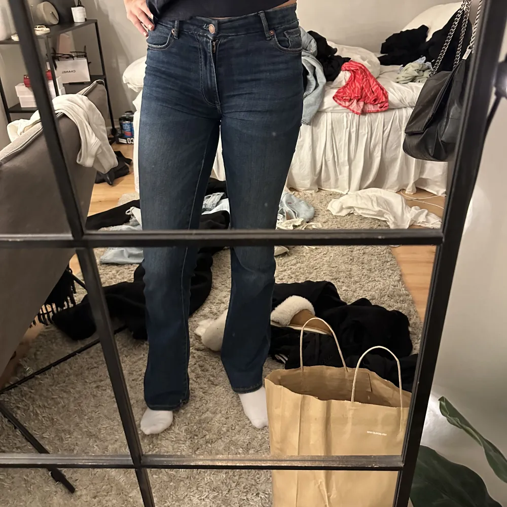 Säljer dessa jeans från Lindex, har sytt dem till lågmidjade själv (där  av priset) har ett litet hål vid höften men går enkelt att fixa😁😁🙌🏼💕 de är bootcut. . Jeans & Byxor.