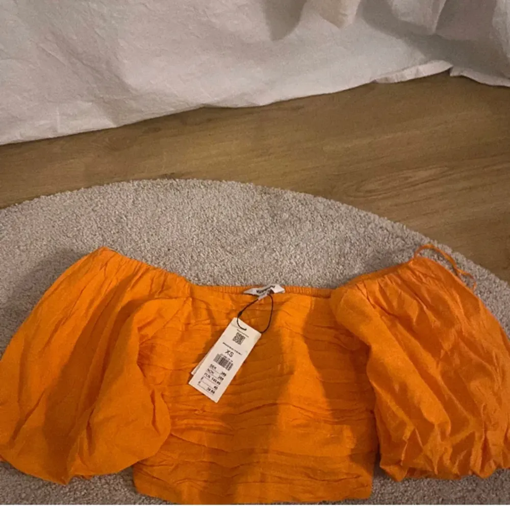 Jag säljer den här tröjan jag fick av min mamma men inte var i min stil så har aldrig använt den, lappen är kvar. Den är i storlek xs och köpte den för 400 kr👚🩷. Puserot.