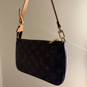 Louis Vuitton pochette - Begagnad och kvitto finns inte. Okej skick därav priset. 