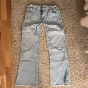 Säljer dessa ljusblåa lågmidjade jeans med hål i sig som är modellen. Dessa är ifrån zara och säljer de pga att de är för korta för mig som är 170 cm drygt, så passar någon runt 165cm. Helt nya! Kontakta via intresse eller köp🥳pris kan diskuteras 