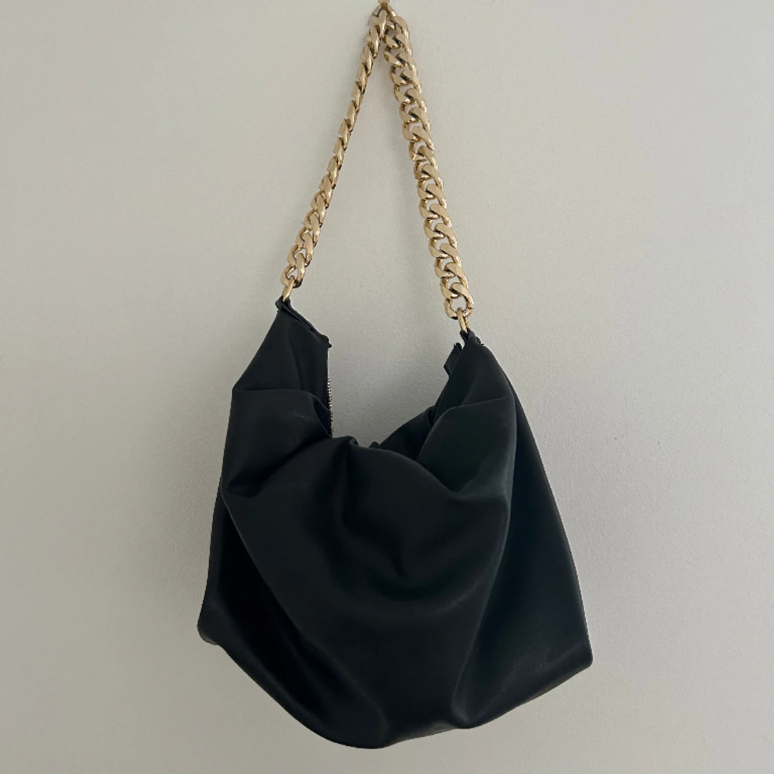 Väska med guldkedja