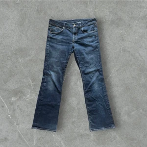Vintage bootcut jeans - Bootcut jeans i fint skick.  Storleken är w33 och l32. Passar 170 cm.  Mått: Längd 100 cm Innerbenslängd 76 cm Midja 42 cm Lår 26 cm Knä 19 cm Benöppning 23 cm