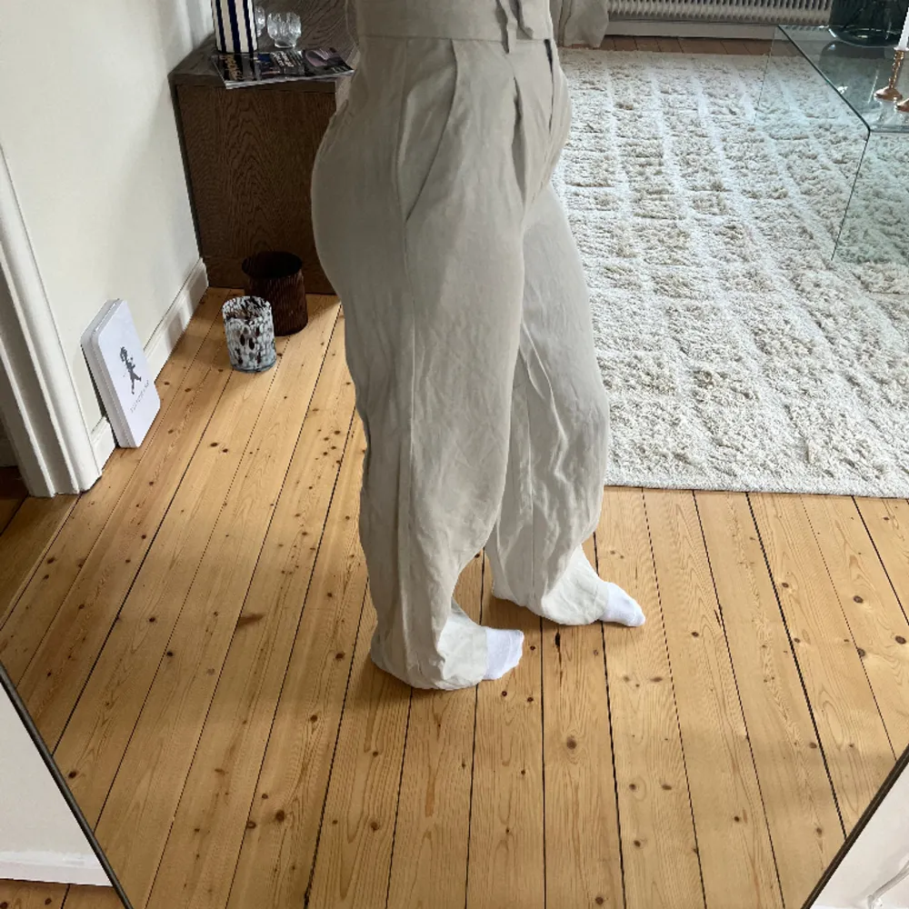 Endast testade! Nya linnebyxor från NAKD. Finns på hemsidan för 800kr. För referens är jag 162 cm.. Jeans & Byxor.