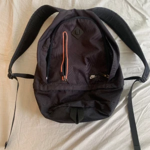 Nike väska - En fräsch och bra Nike ryggsäck i färgen mörk blå. Väldigt skön att bära på ryggen och har även massor med bra fack man kan lägga sina saker i. Nypris på 325kr men jag säljer för endast 125kr. 🤙🏼💙