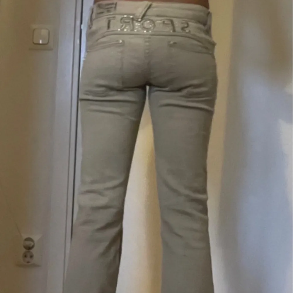 Snygga lågmidjade bootcut jeans ja köpte second hand som tyvärr var för stora! De är i nytt skick och endast använda en gång av tiddigare ägare. Skriv för mått. Tryck gärna på köp nu!💘. Jeans & Byxor.