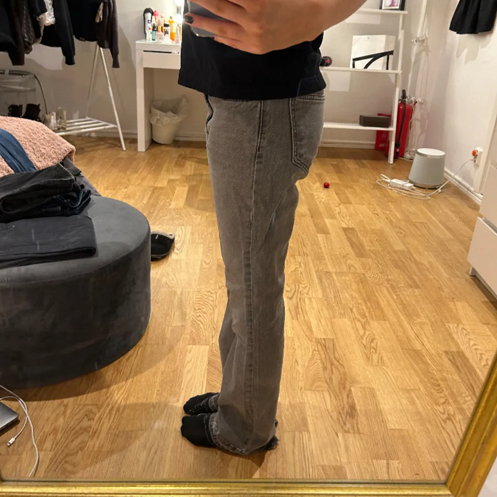 Säljer dessa jeans i modellen full lengt flare från Gina Tricot som jag sprättat upp . Jeans & Byxor.