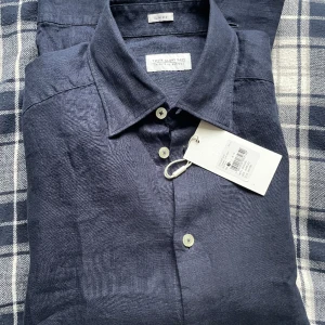 THESE GLORY DAYS LINNESKJORTA - Tjena, säljer min These Glory Days linneskjorta. Den är helt ny med allt og kvar (lapp och kragkartongen kvar). 100% linne. Nypris 899 se bild. Priset är inte hugget i sten!