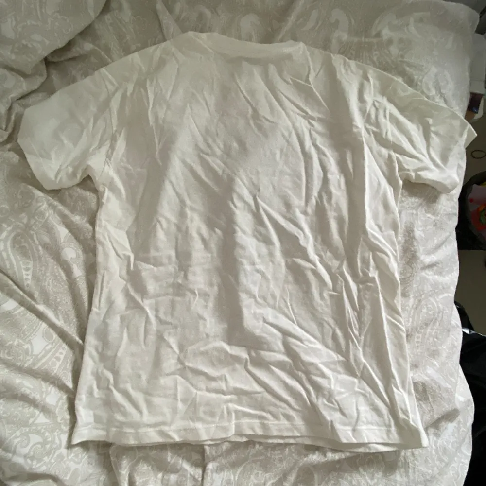 Oversized t-shirt från Pull & Bear med tryck. Säljer eftersom den inte kommer till användning. Storlek M. T-shirts.