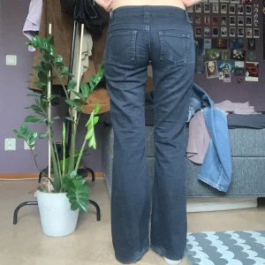 Mörkblå lågmidjade jeans - Säljer nu mina ursnygga lågmidjade jeans från Only, då de blivit för korta på mig! De är mörkblå, inte svarta! Köpta på Plick och mycket använda, de är lite slitna i botten men annars jättefina. Skriv frågor🫶🥳